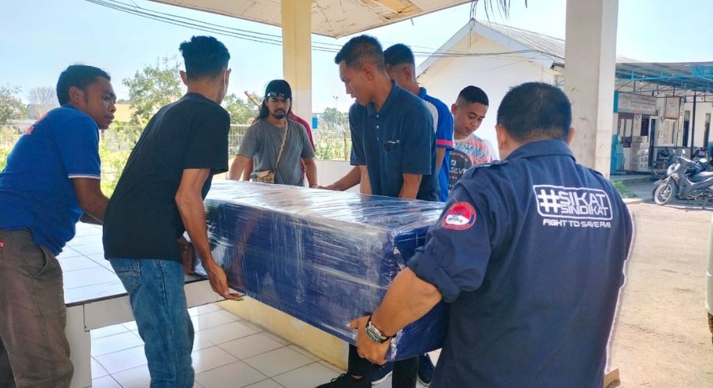 Jenazah Hore Labora (33), warga Desa Laboya Dete, Kecamatan Lamboya, Kabupaten Sumba Barat, NTT, tiba di Bandara El Tari, Kupang, NTT, Rabu (23/8/2023).