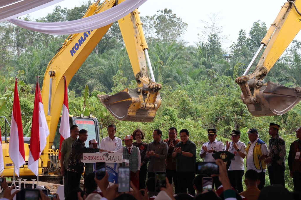 Presiden Joko Widodo meresmikan dimulainya pembangunan SD Negeri 020 Sepaku, Penajam Paser Utara, Provinsi Kalimantan Timur, Rabu (1/11/2023).