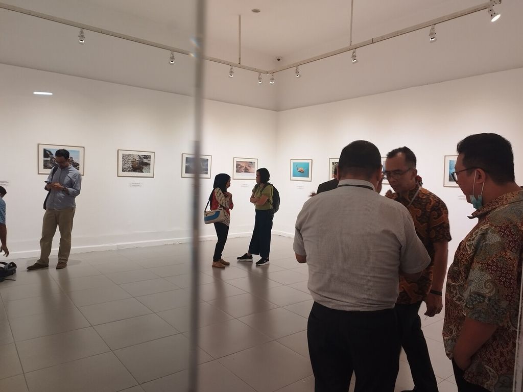 Pengunjung mendatangi pameran foto yang diadakan oleh Kedutaan Besar Ekuador di Galeri Nasional Indonesia, Jakarta, Jumat (24/3/2023).