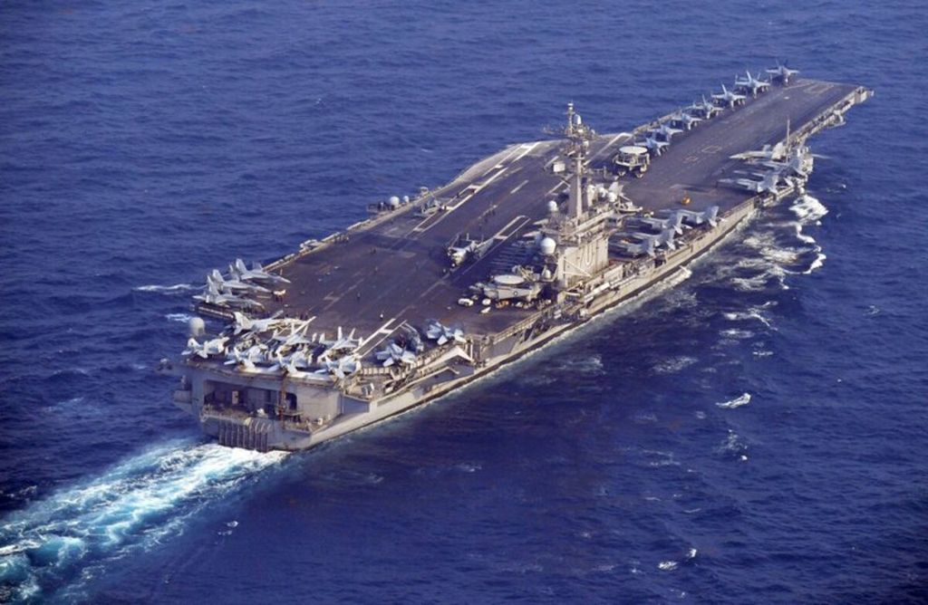 Kapal induk milik Amerika Serikat, USS Carl Vinson, tengah berada di lepas pantai Prefecture Nagasaki, Jepang, Sabtu (29/4). USS Carl Vinson dalam perjalanan menuju Semenanjung Korea setelah foto satleit memperlihatkan negara itu sedang mempersiapkan uji coba nuklir.