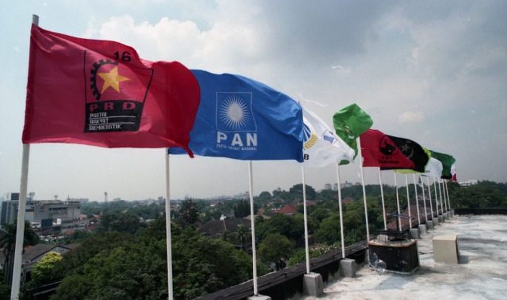 Bagian atap Gedung Komisi Pemilihan Umum (KPU) di Jl Imam Bonjol, Jakarta, sejak Kamis (29/4/1999) dipasangi 48 bendera partai politik peserta Pemilihan Umum 1999.