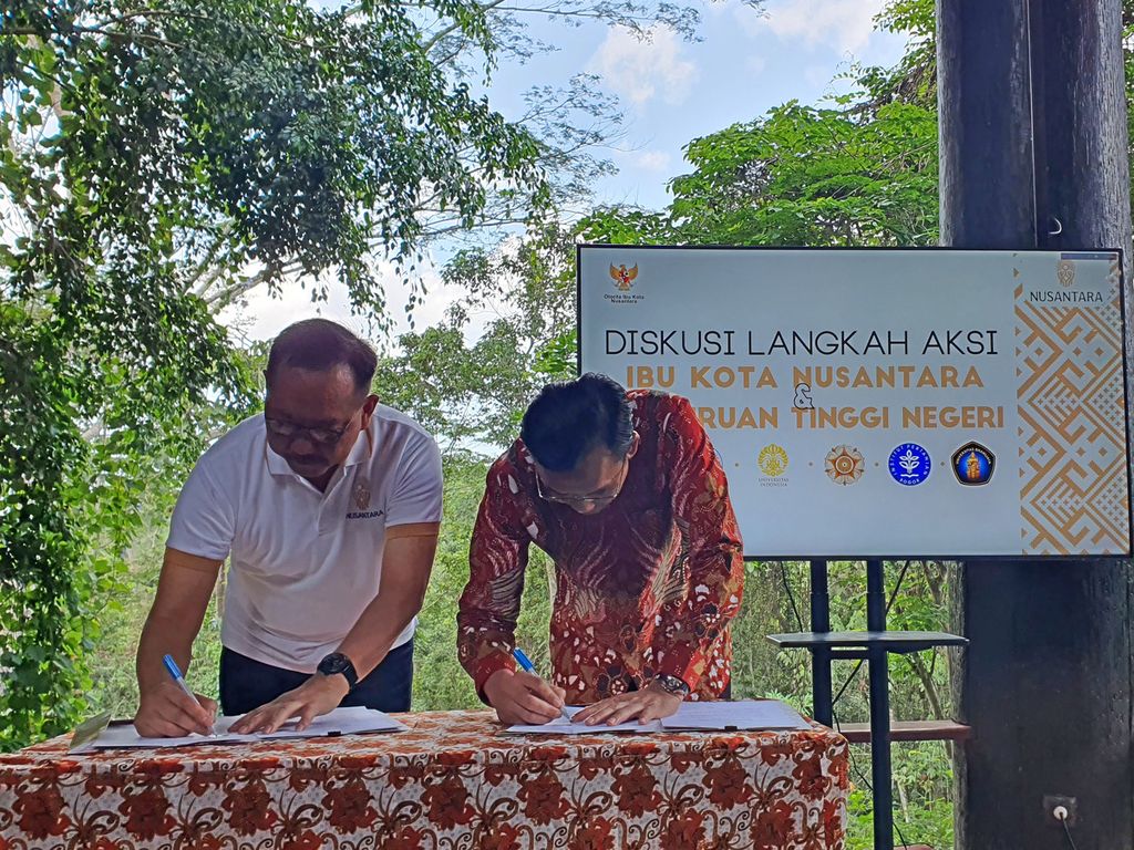 Rektor Universitas Brawijaya Widodo bersama Kepala Badan Otorita Ibu Kota Nusantara Bambang Susantono menandatangani nota kesepahaman kolaborasi riset di Samboja Lodge, Borneo Orangutan Survival Foundation, di IKN, Jumat (4/8/2023).