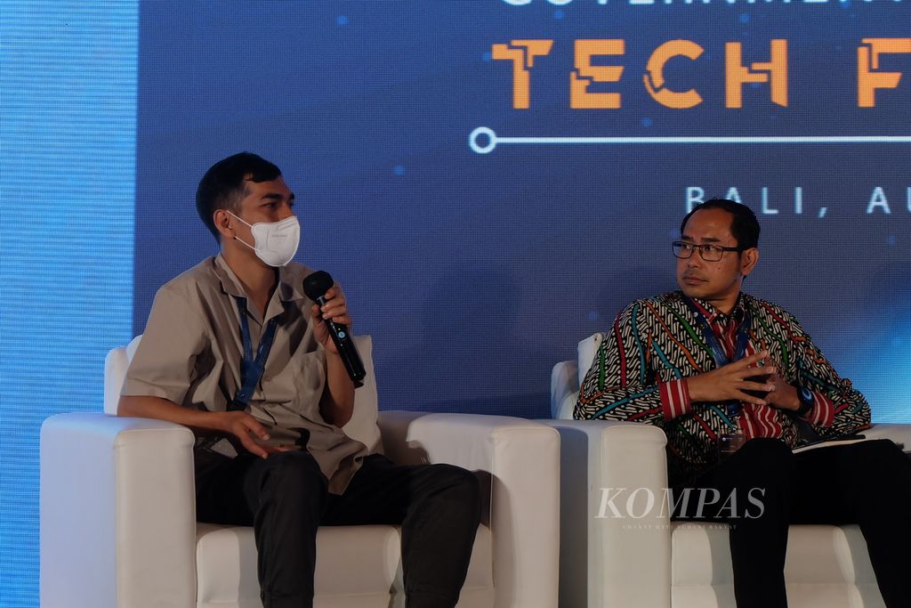 Penyintas perdagangan manusia dengan nama samaran Ridwan (kiri) berbicara dalam sesi diskusi Government and Business Forum (GABF) Tech Forum 2023, Kamis (10/8/2023) di Denpasar, Bali. Ridwan pernah terjebak jaringan penipuan daring di Filipina.