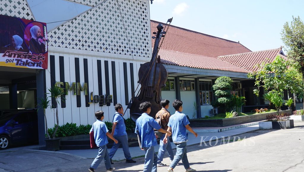 Para murid melintas di SMK Negeri 2 Kasihan, atau SMM Yogyakarta, di Kabupaten Bantul, Daerah Istimewa Yogyakarta, Jumat (9/6/2023). 