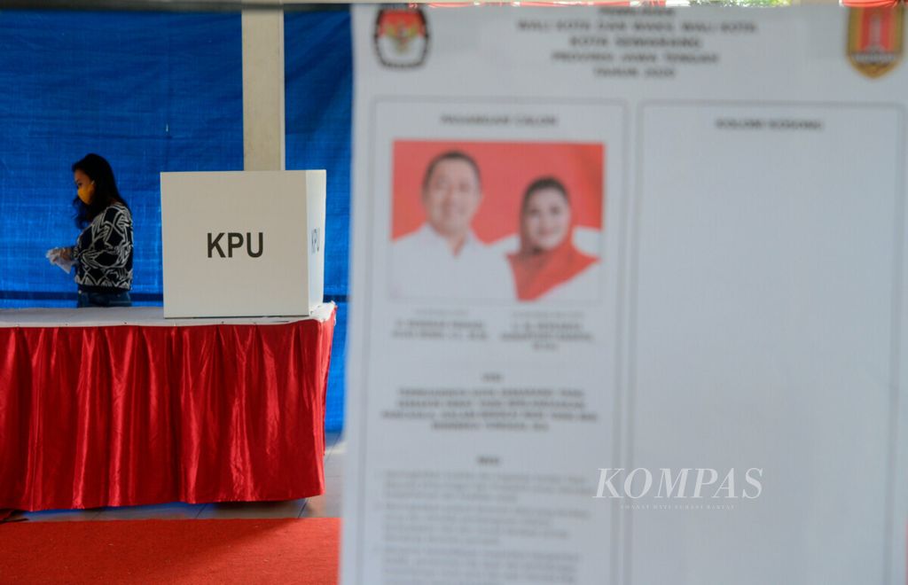 Contoh surat suara dengan calon tunggal di Pilakda Semarang 2020, di TPS di Gedung Sobokarti, Kota Semarang, Jawa Tengah, 9 Desember 2020. 