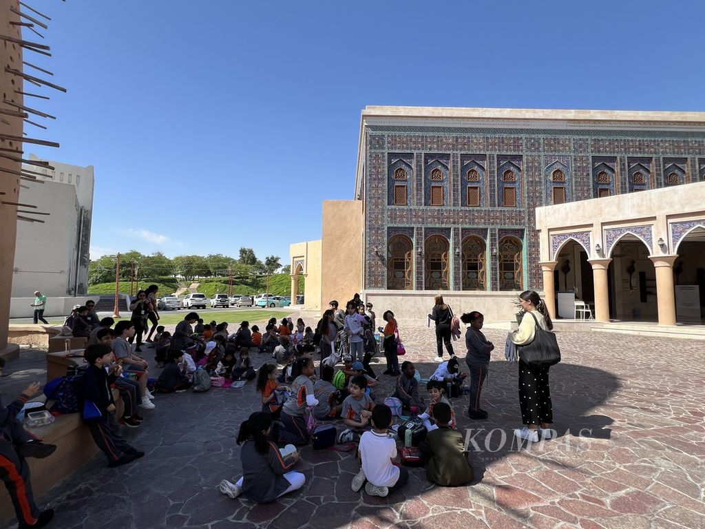Rombongan anak sekolah dasar seusai berkunjung ke Masjid Katara di Katara Cultural Village, Qatar.