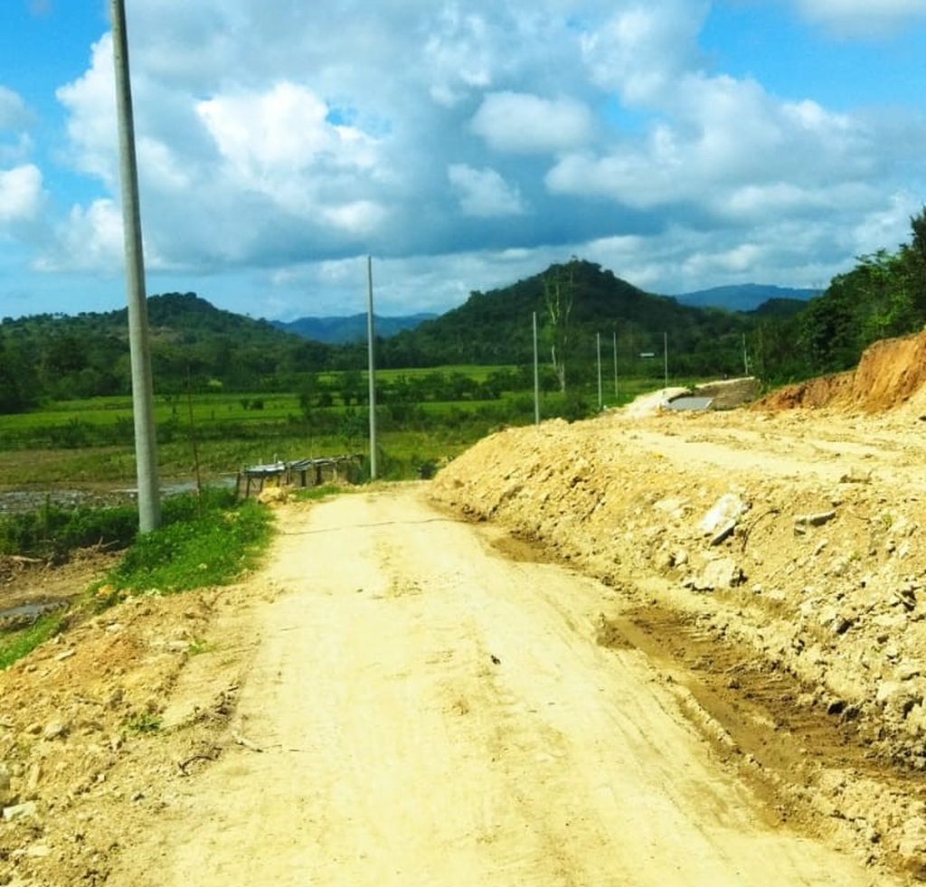 Penggusuran awal jalan dari Labuan Bajo ke Golomori sejauh 32 kilometer dengan lebar 23 meter. Jalan ini menuju kawasan ekonomi khusus di Golomori, pendukung pariwisata super premium di Labuan Bajo.