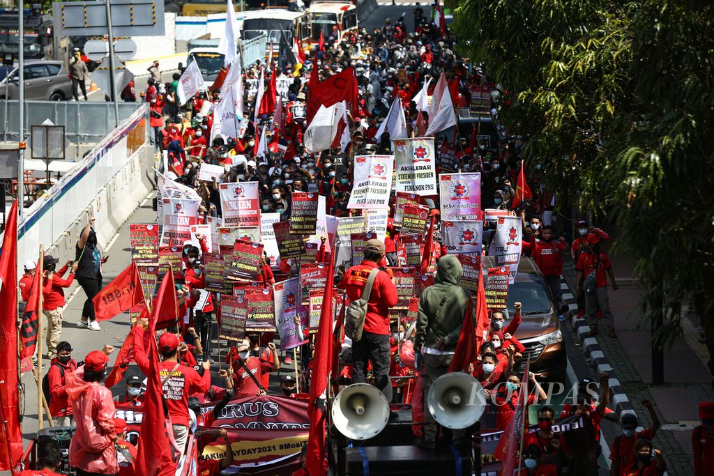Massa buruh yang tergabung dalam Kongres Aliansi Serikat Buruh Indonesia (Kasbi) berunjuk rasa memperingati Hari Buruh Internasional di Jakarta, Sabtu (1/5/2021). Peringatan hari buruh oleh massa buruh dan mahasiswa ini menyuarakan pencabutan terhadap Undang-undang Cipta Kerja. 