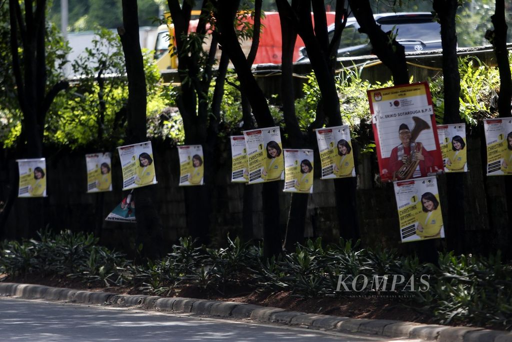 APK terpasang pada pohon dengan cara memakunya di Jalan TB Simatupang, Jakarta Selatan.