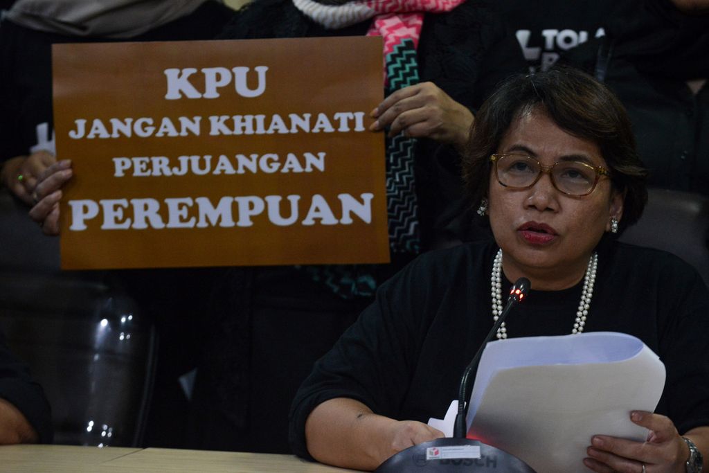 Perwakilan Institut Perempuan, Valentina Sagala, memberikan pernyataan sikap mengenai penolakan Peraturan Komisi Pemilihan Umum (PKPU) Nomor 10 Pasal 8 di kompleks Badan Pengawas Pemilu (Bawaslu), Jakarta Pusat, Senin (8/5/2023). 