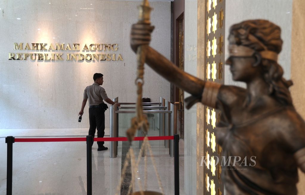 Patung Dewi Themis yang merupakan lambang keadilan dan hukum terpasang di lobi Gedung Mahkamah Agung, Jakarta, Rabu (9/8/2023). 