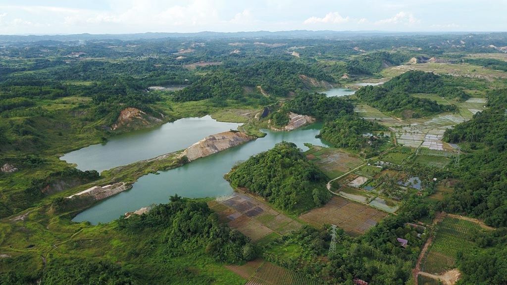 Bekas lubang tambang batubara yang ditinggalkan dan tidak direklamasi di Desa Makroman, Samarinda, Kalimantan Timur, Minggu (18/11/2018). Sebagian areal yang dicaplok dan air tambang yang mengairi Desa Makroman telah menghancurkan persawahan dan perikanan yang dimiliki petani Makroman. 