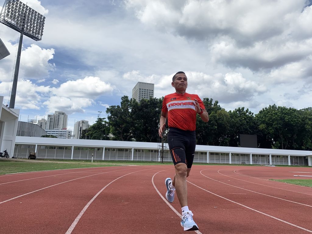 Ockben Sinaga (53), pelari master, saat ditemui di sela-sela latihan, Senin (24/10/2022), di lintasan atletik Stadion Madya Gelora Bung Karno, Jakarta. Ockben mengharumkan nama Indonesia dengan menyabet medali pada sejumlah turnamen, salah satunya Kejuaraan Asia di Kitakami, Jepang.