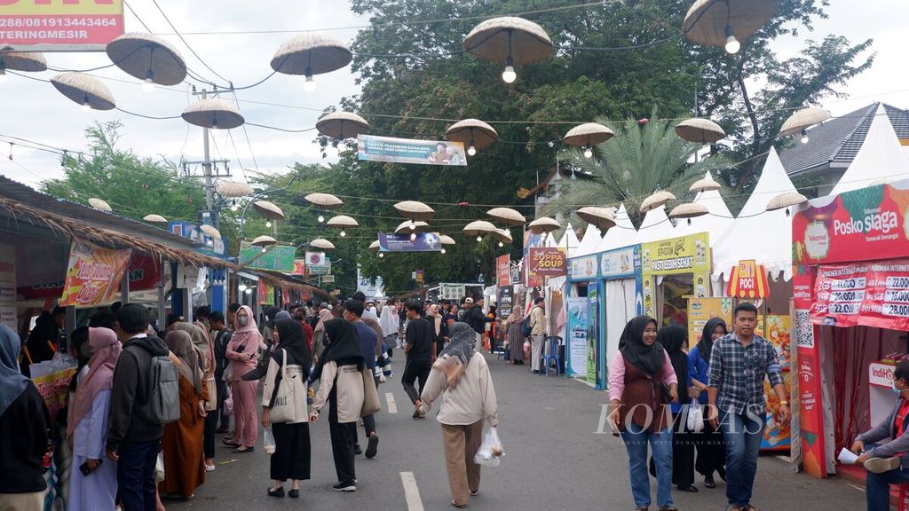 The atmosphere of the 1445 Hijri Ramadan Wadai Market on RE Martadinata Street in front of the Banjarmasin City Hall, South Kalimantan, on Wednesday (27/3/2024). The Ramadan Wadai Market is an annual tourism event held by the Banjarmasin City Government. The Wadai Market is a place to hunt for takjil and ngabuburit, as well as a culinary tourism destination with typical Banjar flavor.