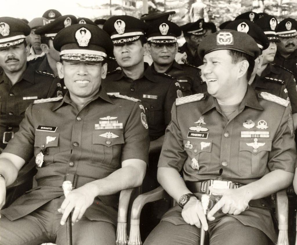 Pangdam Jaya Mayjen Wiranto dan Danjen Kopassus Brigjen Prabowo Subianto saat acara serah terima jabatan Komandan Brigif I Pam Ibu Kota/Jaya Sakti di Cijantung, Jakarta Timur, 5 Maret 1996.