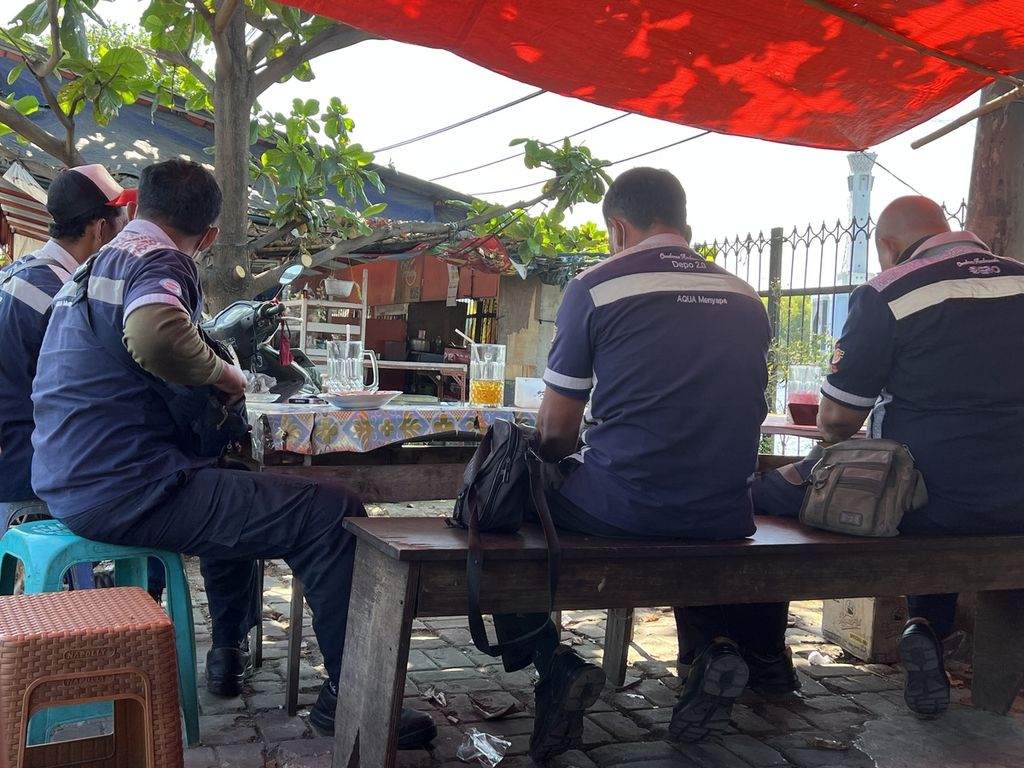 Beberapa pekerja di kawasan Surabaya Industrial Estate Rungkut (SIER), Rabu (14/9/2022), menikmati makan siang dengan menu berkisar Rp 10.000 hingga Rp 17.000 per porsi, belum termasuk minum.