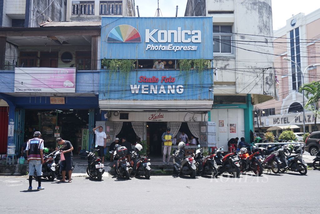 Suasana Kedai Sedjak 2019 di Kecamatan Wenang, Manado, Sulawesi Utara, Kamis (13/10/2022). Sebelumnya, selama sekitar setengah abad kedai tersebut adalah studio foto sekaligus tempat tukang gigi yang dikelola oleh kakek pemilik kedai saat ini, Ronald Kurniawan (41).