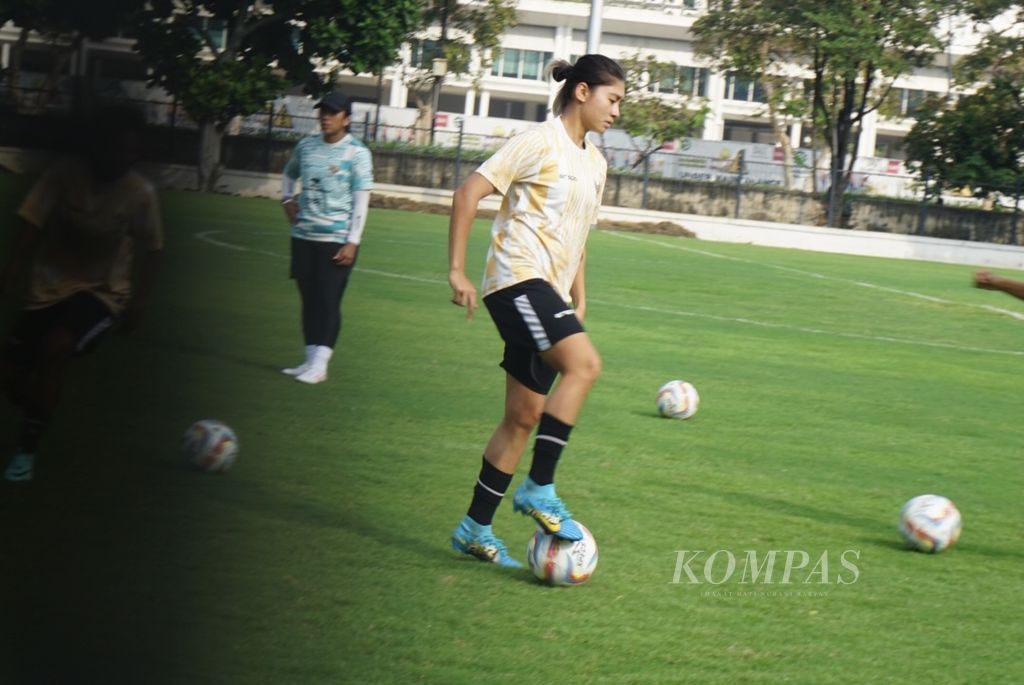 Pemain timnas sepak bola putri Indonesia, Zahra Muzdalifah, berlatih menjelang laga persahabatan melawan Singapura di Lapangan A, kawasan Gelora Bung Karno, Senayan, Jakarta, Senin (27/5/2024). Zahra merupakan salah satu pemain <i>abroad</i> atau yang berkarier di luar negeri bersama tim Jepang, Corezo Osaka.