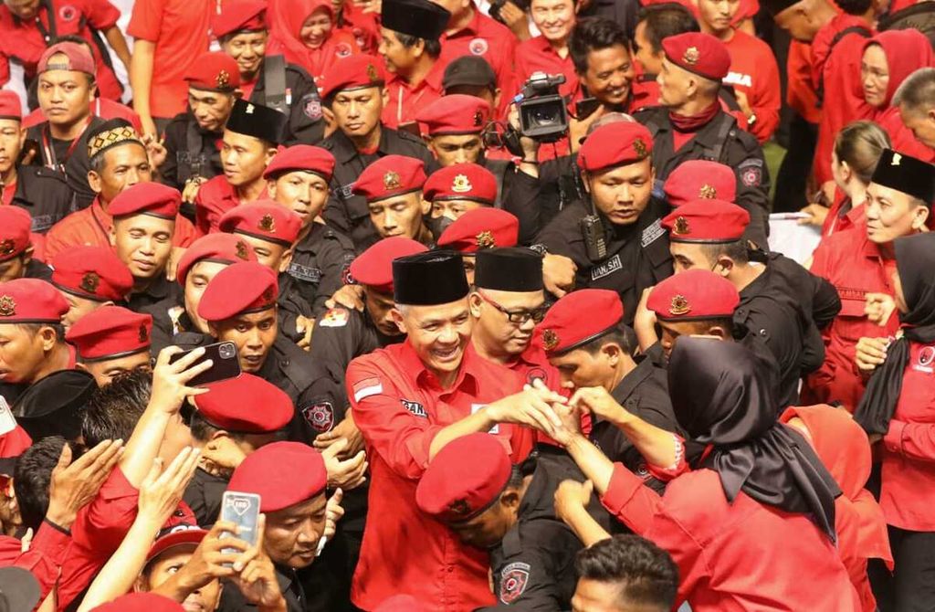 Bakal calon presiden Ganjar Pranowo mengikuti acara konsolidasi pemenangan Pilpres 2024 yang diselenggarakan DPD PDI-P Sumatera Selatan di GOR Dempo, Palembang, Sabtu (20/5/2023).