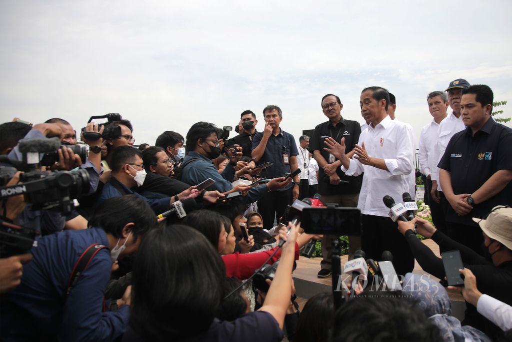 Presiden Joko Widodo menjawab pertanyaan wartawan seusai meresmikan Apartemen Samesta Mahata Margonda, di Depok, Jawa Barat, Kamis (13/4/2023). 
