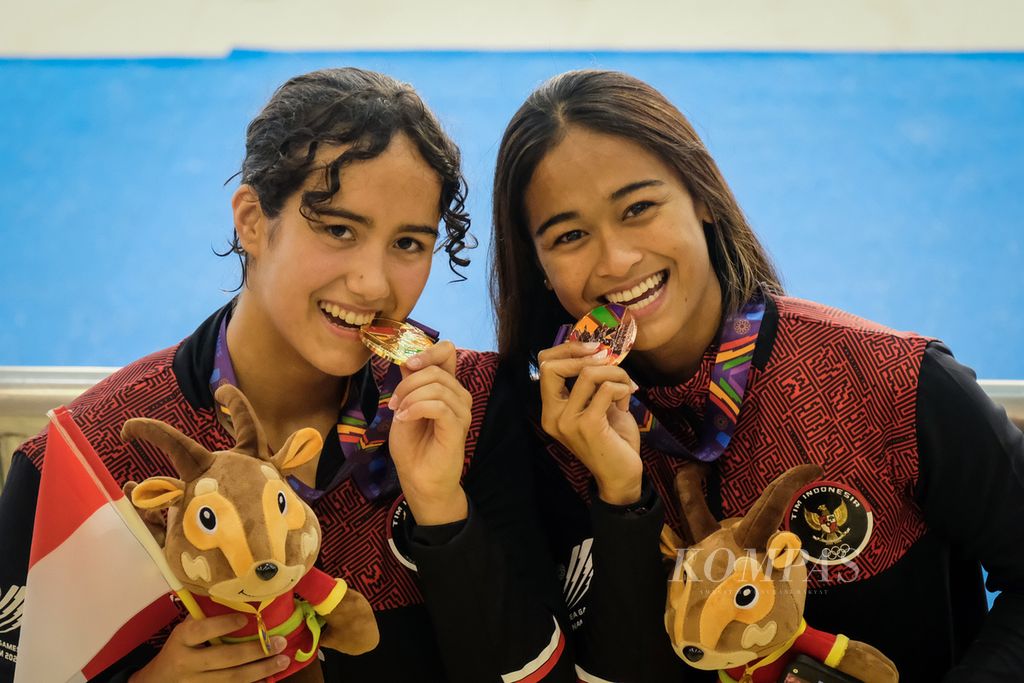 Perenang Indonesia Masniari Wolf (kiri) dan AA Istri Kania menjadi penyumbang medali SEA Games Vietnam 2021 dari nomor 50 meter gaya punggung, di Aquatics Sports Palace, Hanoi, pada Minggu (15/5/2022).. Masniari meraih emas, sementara Kania menyumbang perunggu.