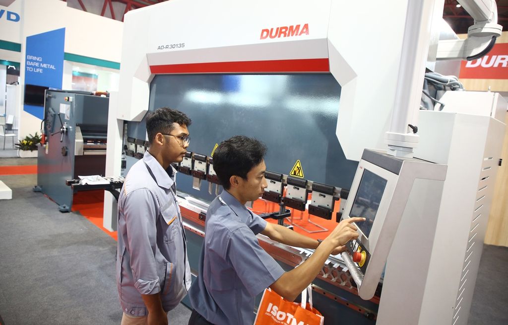 Petugas memperlihatkan cara mengoperasikan mesin yang dipamerkan dalam pameran manufaktur terlengkap dan terbesar di Indonesia, Manufacturing Indonesia 2019, di Jakarta International Expo Kemayoran, Jakarta Pusat, 4-7 Desember 2019.