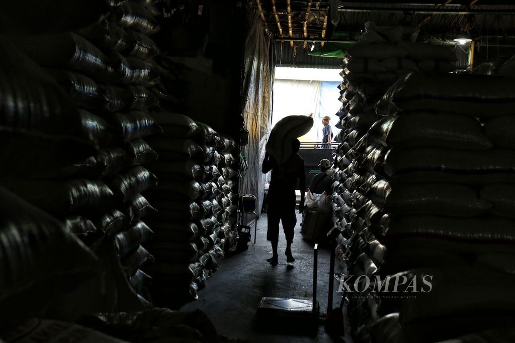 Buruh mengangkut beras yang baru tiba di Pasar Induk Beras Cipinang, Jakarta Timur, Senin (3/4/2023). BPS mencatat, inflasi pada Maret 2023 sebesar 0,18 persen. Beras menjadi salah satu komoditas penyumbang inflasi pada Maret.