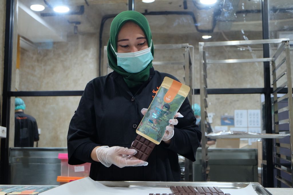Pipiltin Cocoa workers pack 72 percent Ransiki chocolate bars, Thursday (14/10/2021), in Kebayoran Baru, South Jakarta. The chocolate is made from cocoa beans from the Ebier Suth Cokran Cooperative, Ransiki, South Manokwari, West Papua.