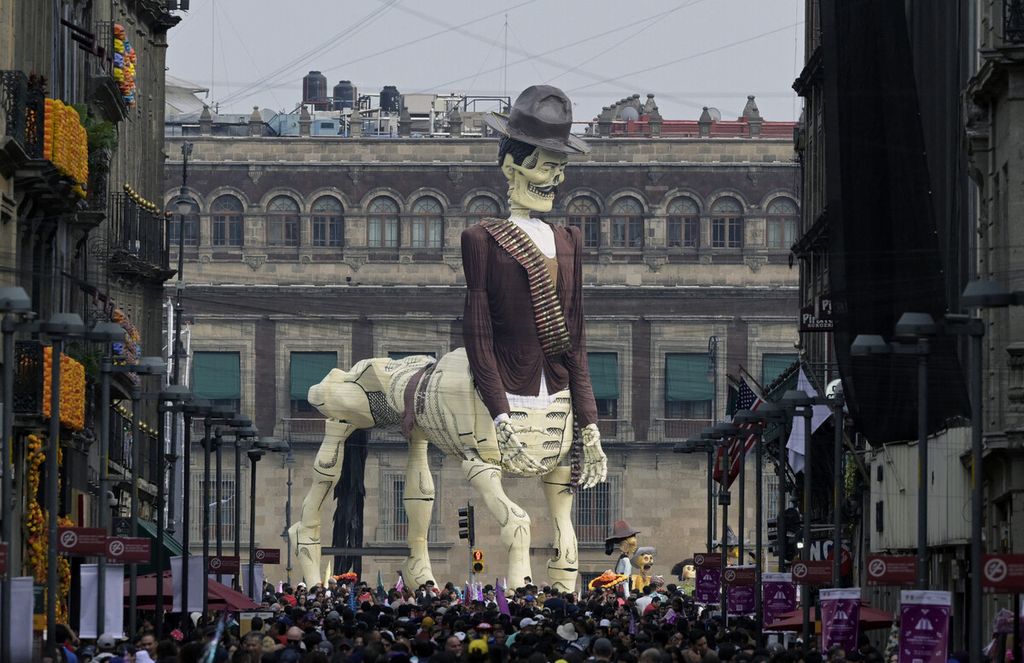 Sosok Francisco Villa alias Pancho Villa Revolusioner Meksiko terlihat saat perayaan Hari Orang Mati di Zocalo Square di Mexico City, Meksiko, Kamis (2/11/2023). 