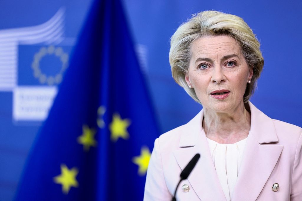 Presiden Komisi Eropa Ursula von der Leyen saat memberikan pernyataan di Brussels, Belgia, 27 April 2022. 