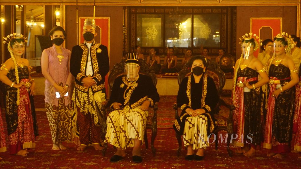 Raja Keraton Kasunanan Surakarta Pakubuwono XIII (duduk, kiri) bersama istrinya, GKR Pakubuwono XIII (duduk, kanan), dan didampingi putranya, Kanjeng Gusti Pangeran Haryo Purbaya (ketiga dari kiri), berfoto bersama seusai acara Tingalan Dalem Jumenengan Pakubuwono XIII yang ke-18 di Keraton Kasunanan Surakarta, Kota Surakarta, Jawa Tengah, Minggu (27/2/2022). KGPH Purbaya juga dinobatkan sebagai putra mahkota dari kerajaan tersebut.  