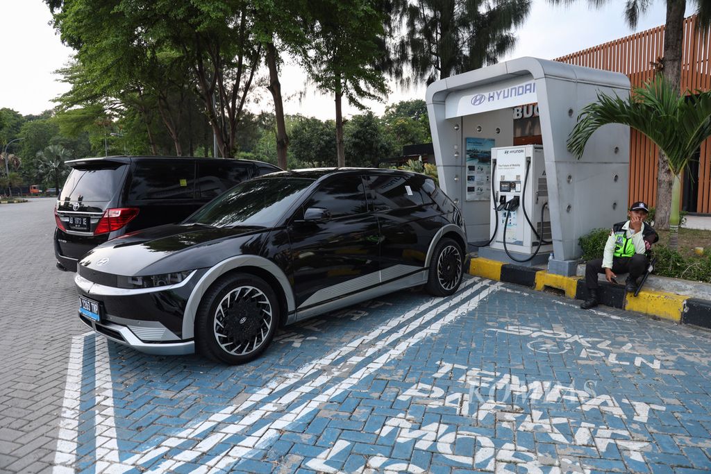Mobil listrik mengisi listrik di stasiun pengisian kendaraan listrik umum (SPKLU) yang tersedia di Rest Area Kilometer 207, Jalan Tol Palimanan-Kanci, Kabupaten Cirebon, Jawa Barat, Sabtu (16/12/2023).  