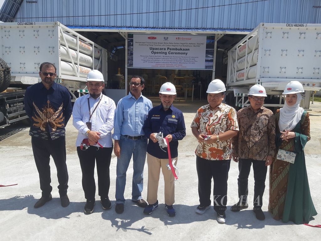 Direktur Bioenergi Kementerian Energi dan Sumber Daya Mineral Edi Wibowo (tengah) meresmikan pabrik biogas terkompresi atau Biomethane Compressed Natural Gas (BioCNG), di sentra sawit di Kabupaten Langkat, Sumatera Utara, Senin (22/1/2024). 