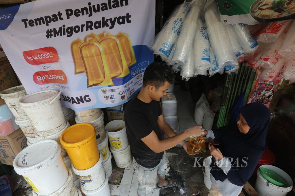 Warga membeli minyak goreng curah di Pasar Kramat Jati, Jakarta, Selasa (28/6/2022). Pemerintah akan menerapkan aturan baru terkait pembelian dan penjualan minyak goreng curah dengan menggunakan aplikasi Peduli Lindungi atau menunjukkan nomor induk kependudukan pada KTP yang akan diberlakukan pada 11 Juli mendatang. 