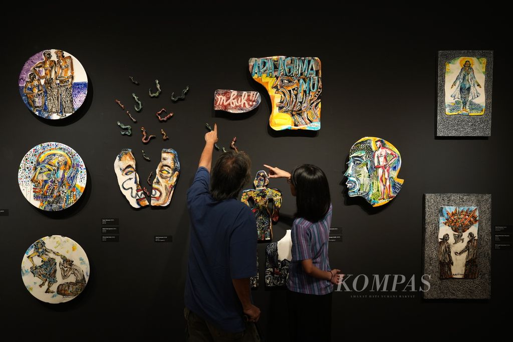 Butet Kartaredjasa mengamati karya-karyanya dalam Pameran Seni Rupa Melik Nggendong Lali di Gedung A, Galeri Nasional Indonesia, Jakarta, Kamis (25/4/2024). 