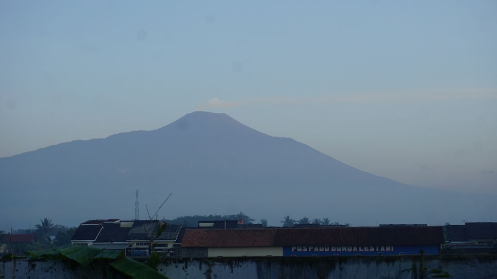 Gunung Slamet tampak mengembuskan asap putih pada pukul 06.00 hingga pukul 11.00, Jumat (6/9/2019). Tampak Gunung Slamet dari Banyumas, Jawa Tengah. Status Waspada ditetapkan pada gunung dengan ketinggian 3.428 mdpl ini sejak 9 Agustus lalu.