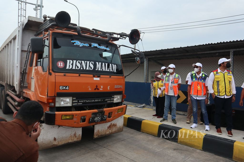 Sebuah truk bersiap melintasi alat pengukur beban atau <i>weigh in motion </i>di Gerbang Tol Palimanan, Kabupaten Cirebon, Jawa Barat, Kamis (10/2/2022). Alat itu dapat mendeteksi kendaraan yang beban dan dimensinya melebihi ketentuan.