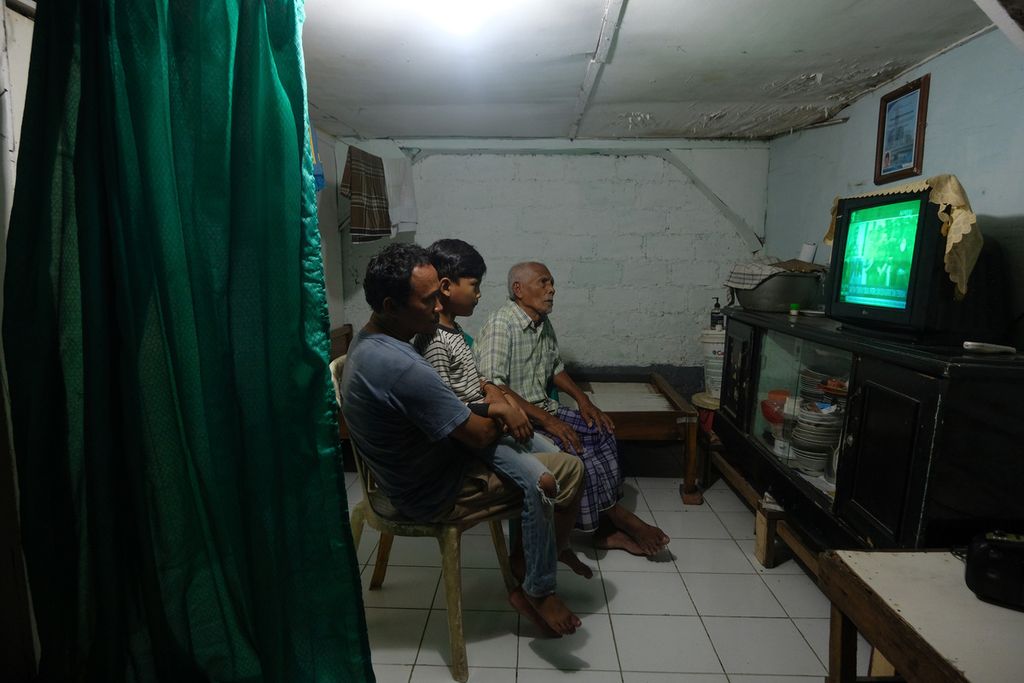 Warga menonton siaran televisi analog di Jalan Gelora 8, Jakarta Selatan, Rabu (2/11/2022). Kementerian Komunikasi dan Informasi mematikan siaran televisi analog pada Rabu sebagai upaya migrasi televisi analog menuju digital. 