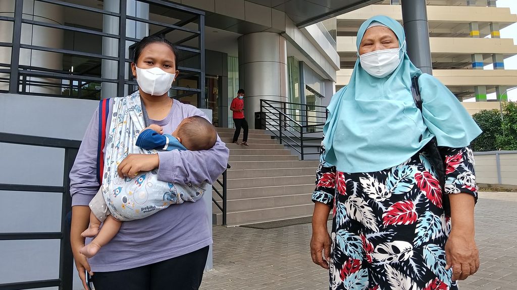 Ajeng bersama Neti, ibu mertuanya, datang ke kantor Polres Metro Jakarta Barat untuk bertemu BU, Kamis (4/5/2023). Suami Ajeng, BU, menjadi tersangka tindak pidana kekerasan jalan yang menyebabkan korban jiwa dan luka.