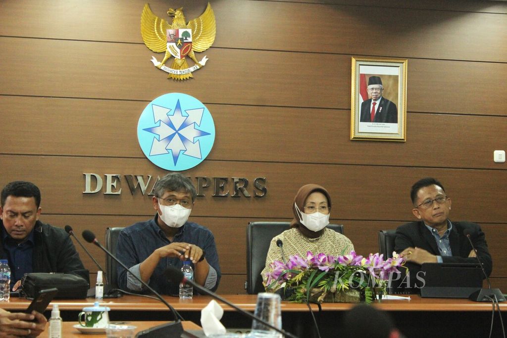 Ketua Komisi Hukum dan Perundang-Undangan Dewan Pers yang juga jurnalis senior <i>Tempo </i>Arif Zulkifli (kedua dari kiri) menghadiri jumpa pers di Gedung Dewan Pers, Jakarta, Selasa (17/1/2023).