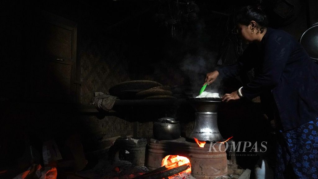 Misna (49) menanak nasi di Kampung Balimbing, Desa Kanekes, Kecamatan Leuwidamar, Kabupaten Lebak, Banten, Jumat (17/3/2023). Warga menggunakan kayu bakar untuk memasak.