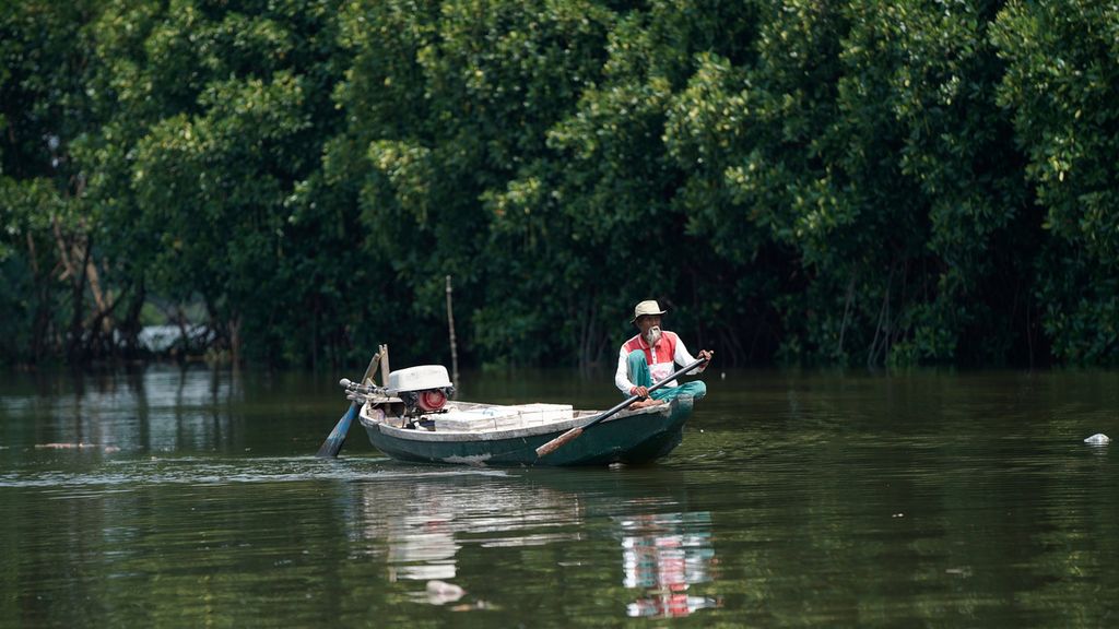 Warga mencari ikan di sekitar hutan mangrove di Desa Samudra Jaya, Kecamatan Tarumajaya, Kabupaten Bekasi, Jawa Barat, Kamis (19/11/2020). Selain menjadi pengaman pantai dari bencana dan tempat biota laut, hutan bakau juga menyerap karbon dioksiada.