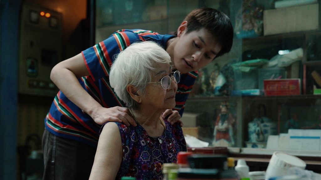 Salah satu adegan dalam film <i>Lahn Mah</i> atau <i>How To Make Millions Before Grandma Dies</i> (2024) karya sutradara asal Thailand, Pat Boonnitipat. Ini merupakan film panjang pertama Pat.