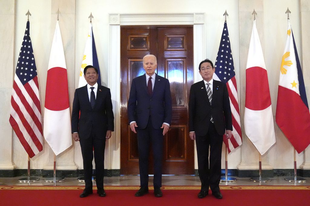 Presiden Amerika Serikat Joe Biden (tengah), Presiden Filipina Ferdinand Marcos Jr (kiri), dan Perdana Menteri Jepang Fumio Kishida berfoto sebelum pertemuan trilateral di East Room Gedung Putih, Washington DC, AS, 11 April 2024. 