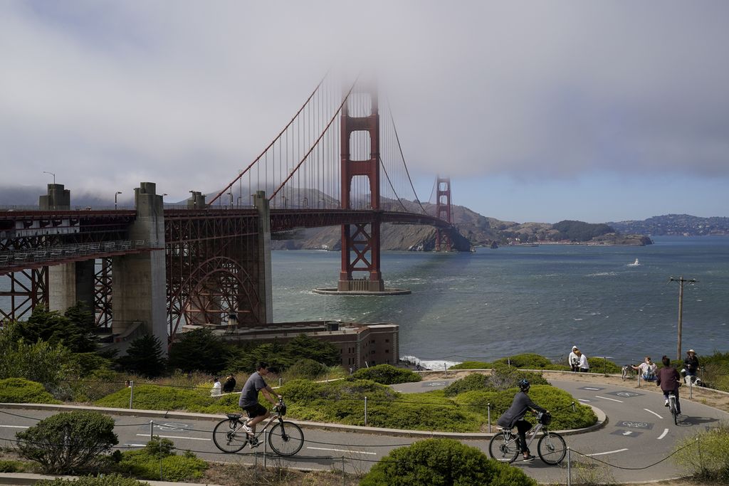 Anak-anak muda mengunjungi Jembatan Golden Gate di San Francisco, Amerika Serikat, 19 Juli 2022. Anak muda AS, menurut Laporan Kebahagiaan Dunia 2024, kurang bahagia dibandingkan dengan generasi tua. 