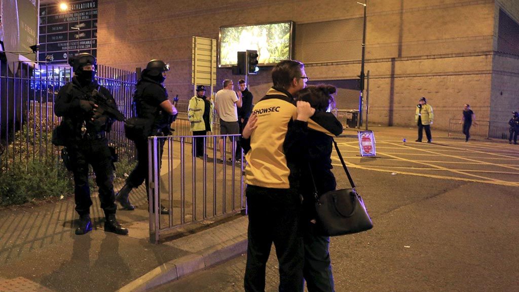 Polisi bersenjata lengkap berjaga di sekitar Manchester Arena setelah terjadi ledakan bom di gedung pertunjukan Manchester Arena yang bersebelahan di Manchester, Inggris, Senin (22/5) malam. Pelaku bom bunuh diri meledakkan bom di lobi Manchester Arena di akhir konser penyanyi Amerika Serikat, Ariana Grande. Dalam peristiwa ini sedikitnya 22 orang tewas dan 59 luka-luka.