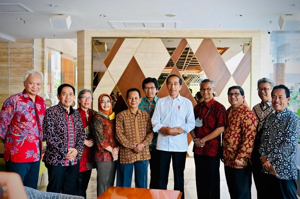 Presiden Joko Widodo bertemu dengan teman-temannya semasa mengenyam pendidikan di Fakultas Kehutanan Universitas Gadjah Mada di Daerah Istimewa Yogyakarta, Minggu (16/10/2022).