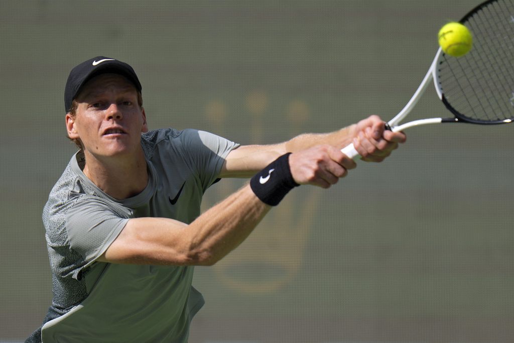 Petenis Italia, Jannik Sinner, memukul bola saat menghadapi Ben Shelton (Amerika Serikat) pada laga babak keempat tunggal putra ATP Masters 1000 Shanghai di China pada Rabu (9/10/2024). Sinner menang 6-4, 7-6 (1).