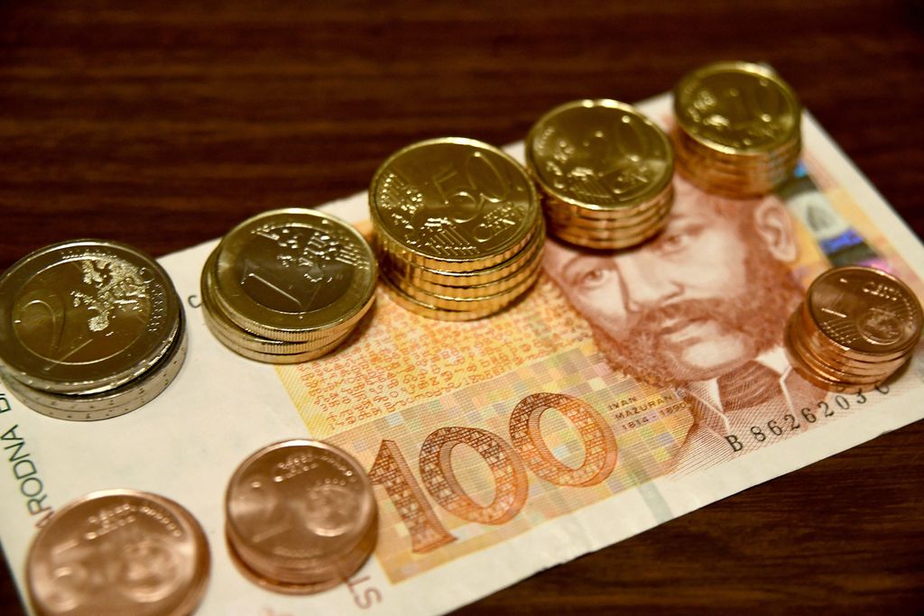Foto yang memperlihatkan sejumlah koin euro di atas mata uang kertas kuna di Zagreb, Kroasia, Jumat (30/12/2022). Mulai 1 Januari 2023, Kroasia menggunakan mata uang euro sebagai alat tukar, meninggalkan kuna yang telah digunakan sejak tahun 1990-an.