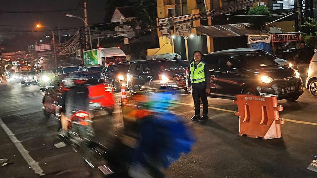 Petugas Satlantas Polres Bogor berdiri di tengah jalan agar tidak ada kendaraan saling mendahului terutama dari arah Gadog-Jakarta menuju Puncak, Minggu (14/4/2024).